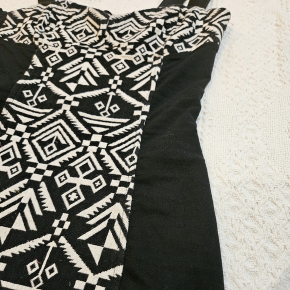 3/$15 🌺H&M Geometric Bodycon Dress - Picture 6 of 13